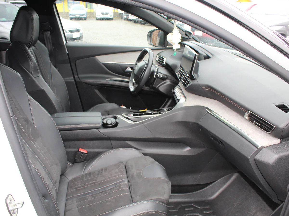 PEUGEOT 5008 GT 1.5 diésel 2023