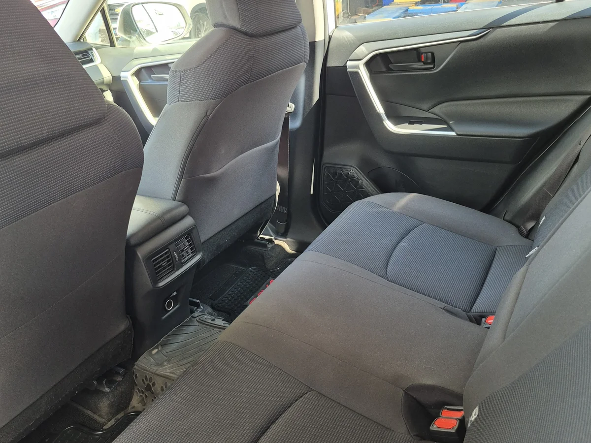 Toyota RAV4 — foto 8 de 11
