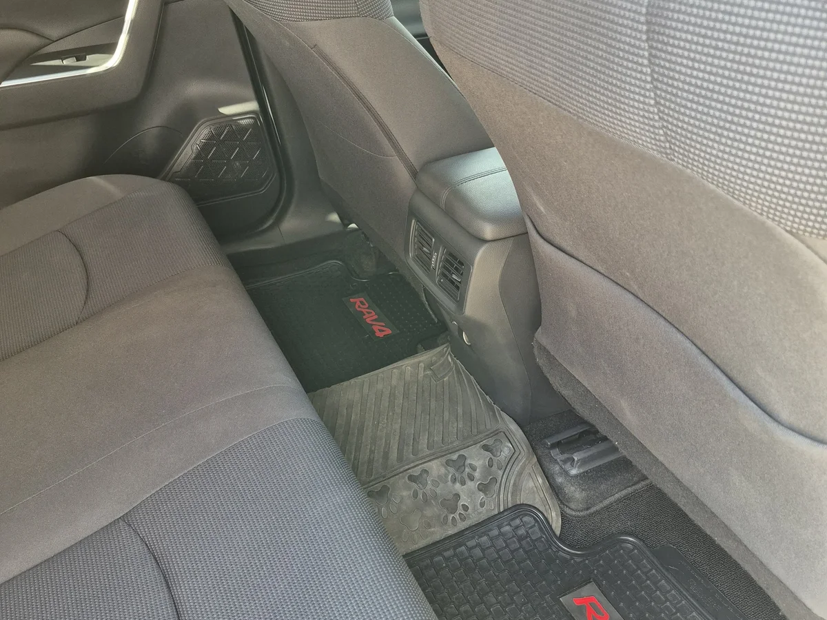 Toyota RAV4 — foto 9 de 11
