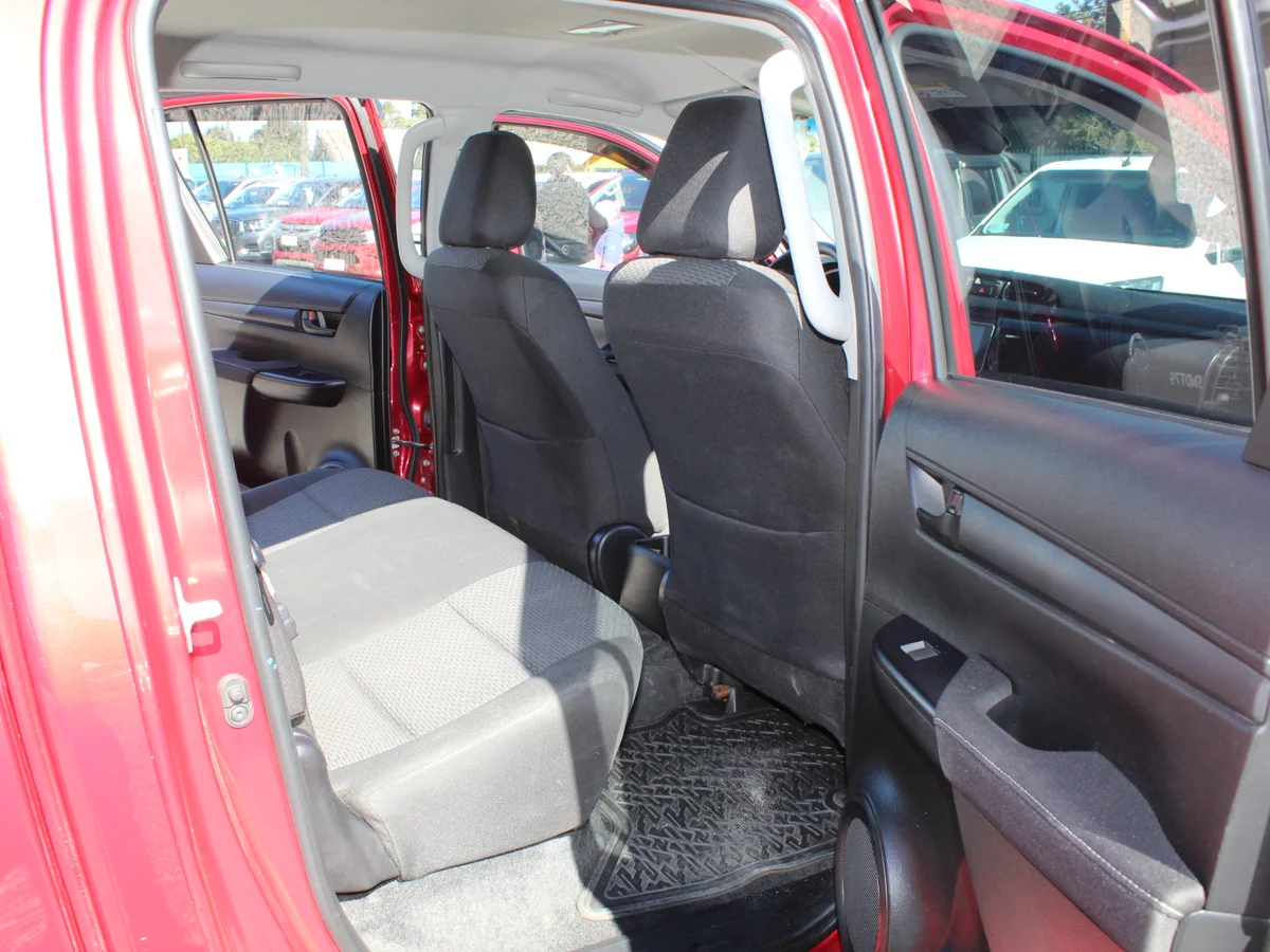 TOYOTA Hilux 2.4L DIESEL 2023 - Miniatura 7