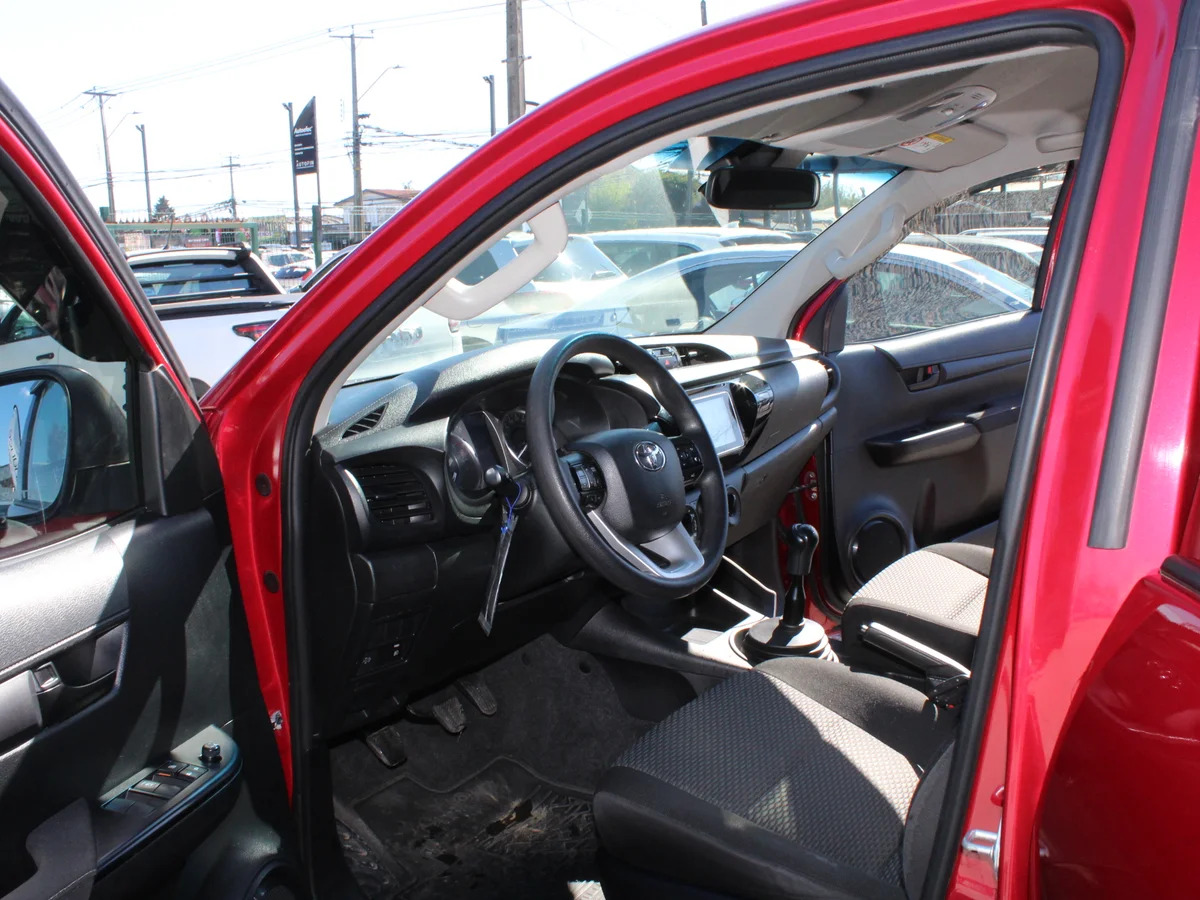 TOYOTA Hilux 2.4L DIESEL 2023 - Miniatura 11