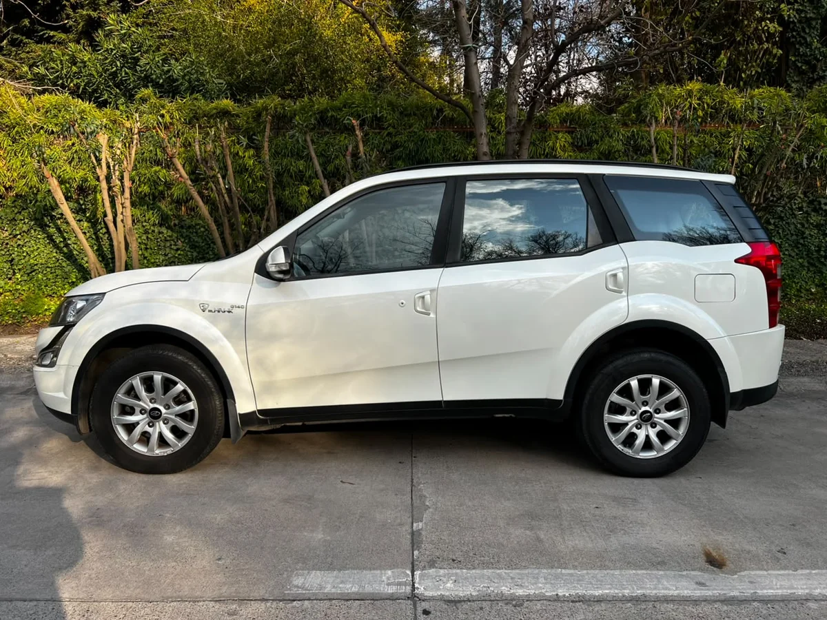 MAHINDRA XUV 500 2.2L BENCINA 4X2 AUT AÑO 2019 - Miniatura 4