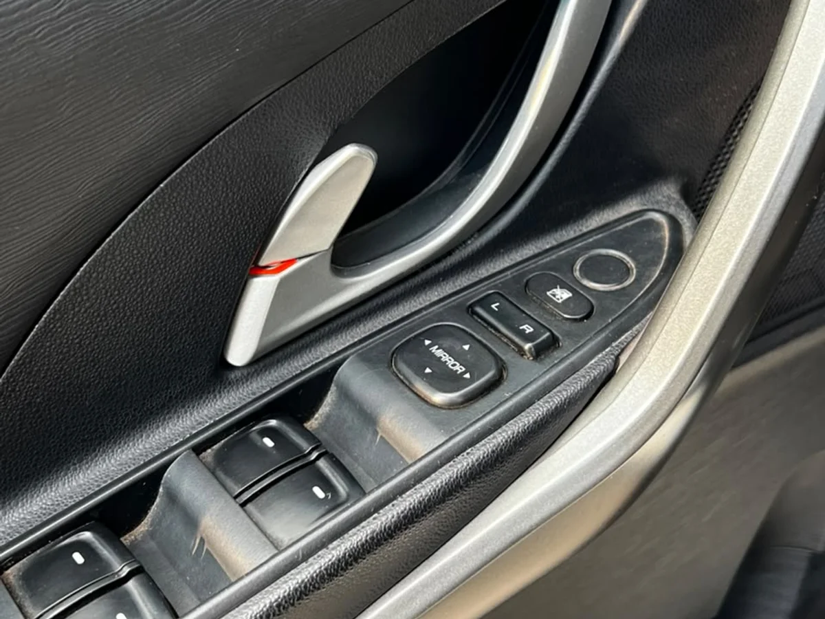 MAHINDRA XUV 500 2.2L BENCINA 4X2 AUT AÑO 2019 - Miniatura 17