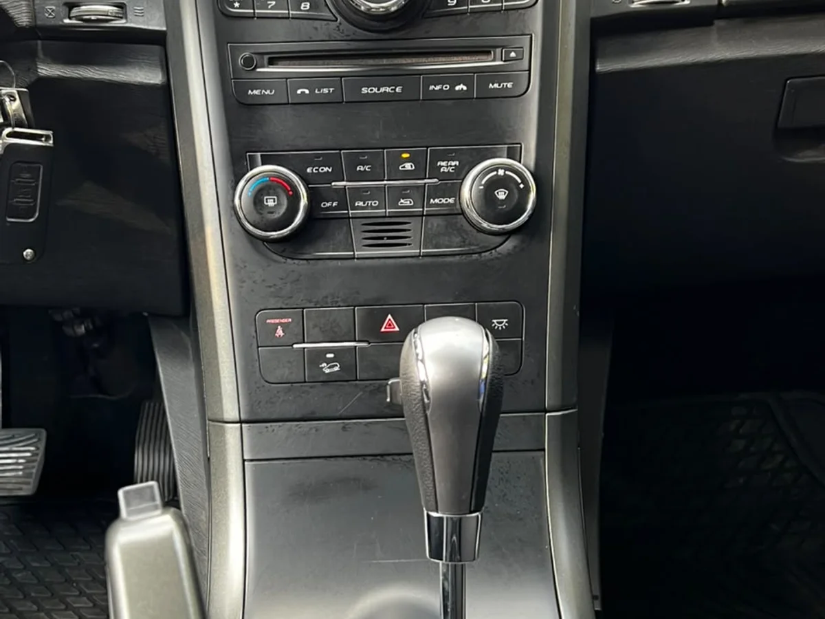 MAHINDRA XUV 500 2.2L BENCINA 4X2 AUT AÑO 2019 - Miniatura 19