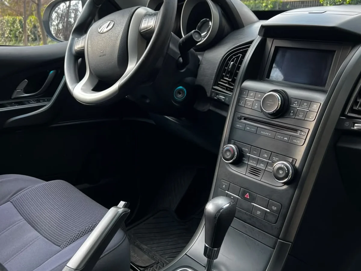 MAHINDRA XUV 500 2.2L BENCINA 4X2 AUT AÑO 2019 - Miniatura 23