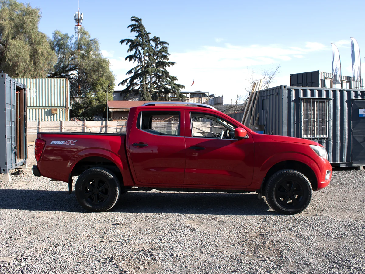 NISSAN Np300
