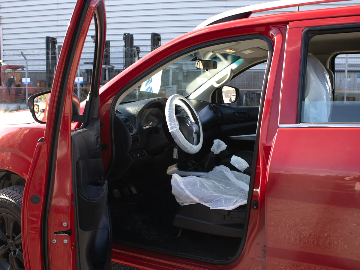 NISSAN Np300