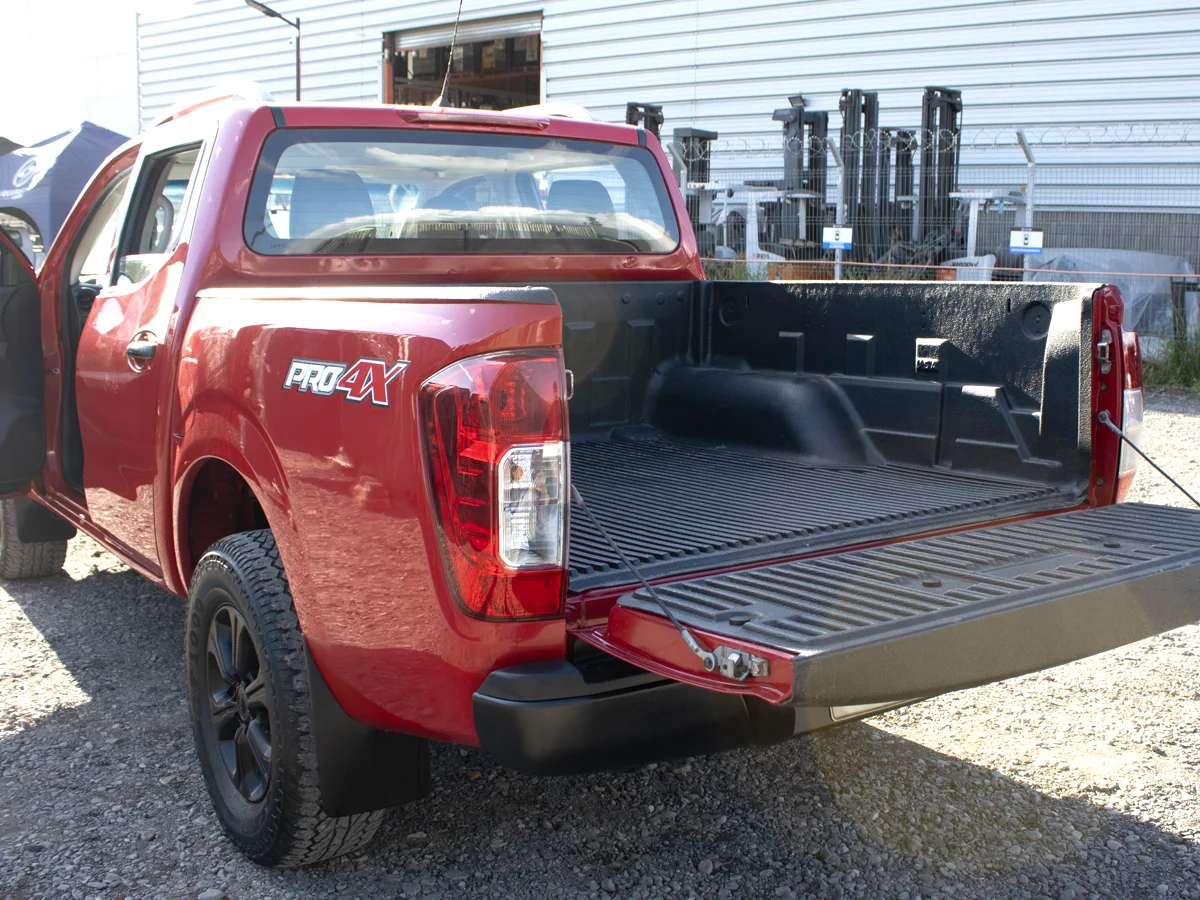 NISSAN Np300