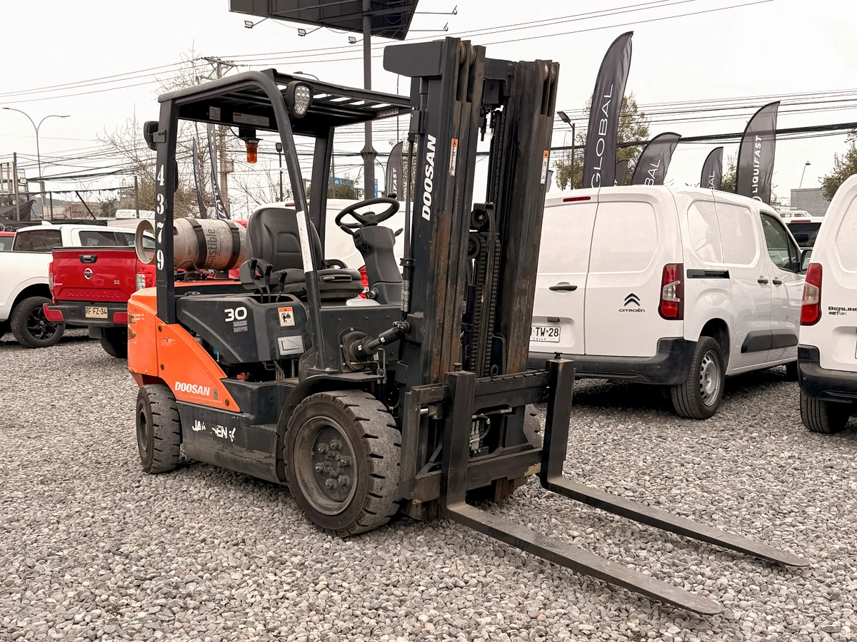 DOOSAN G30N-7 GRUA