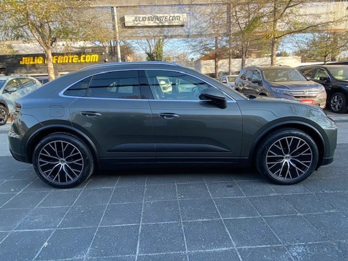 PORSCHE MACAN 4 Electric 4x4 2025 - Miniatura 5