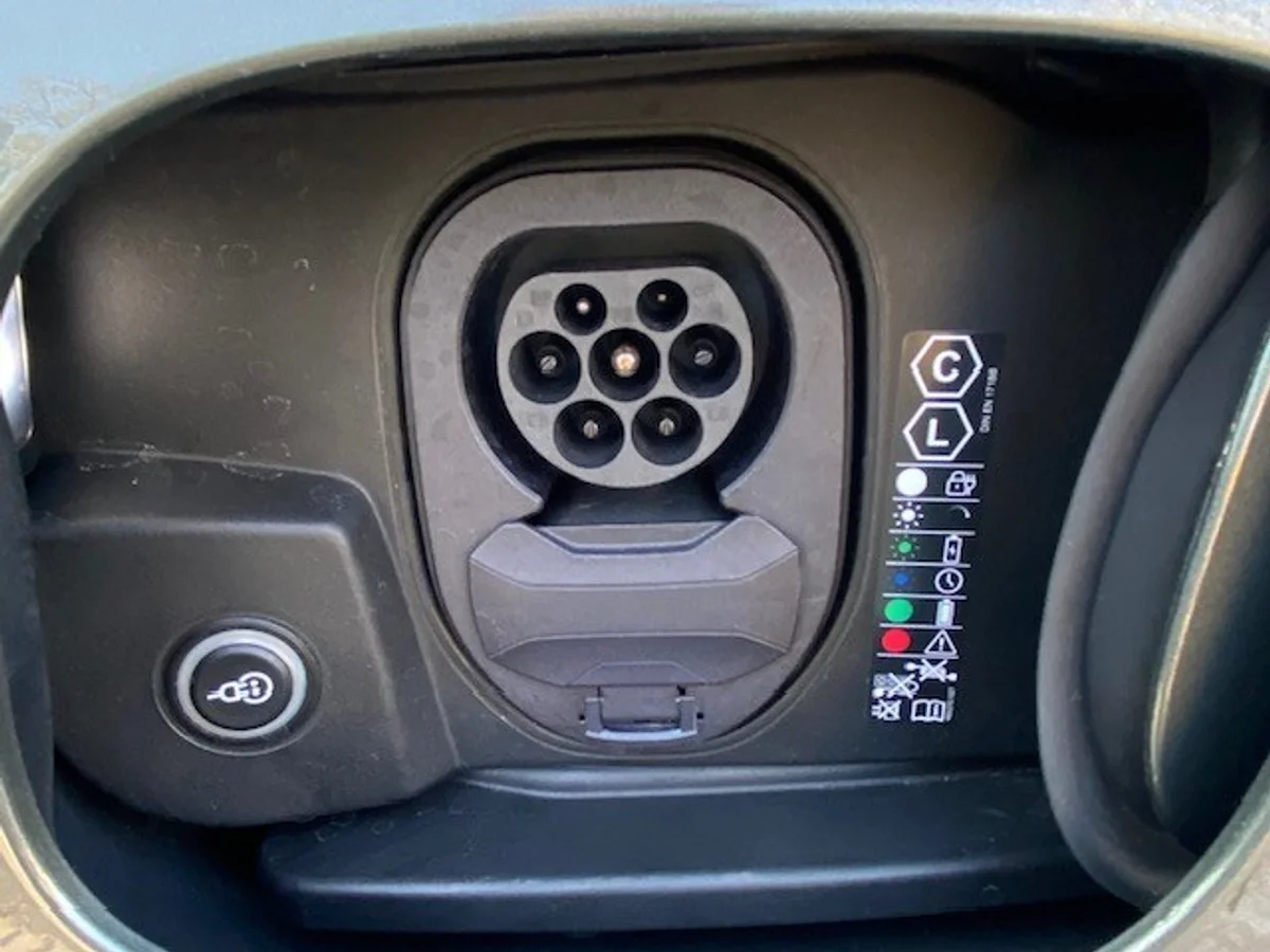 PORSCHE MACAN 4 Electric 4x4 2025 - Miniatura 17