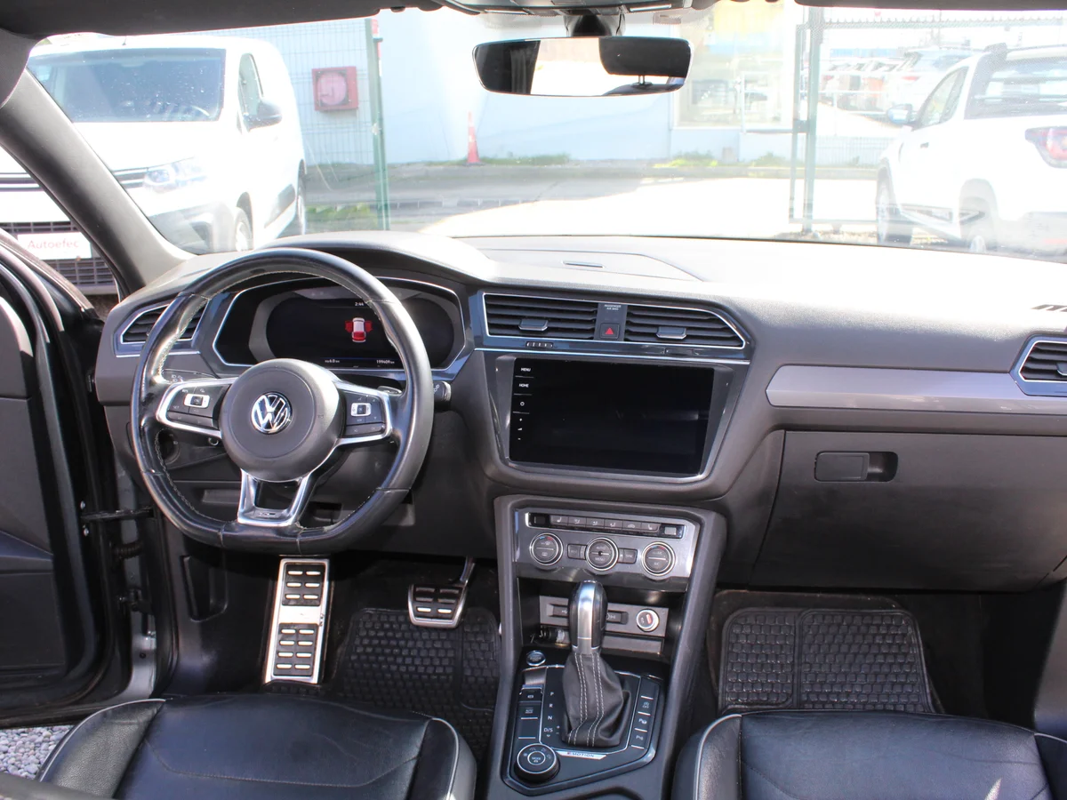 Volkswagen Tiguan R Line — foto 8 de 12