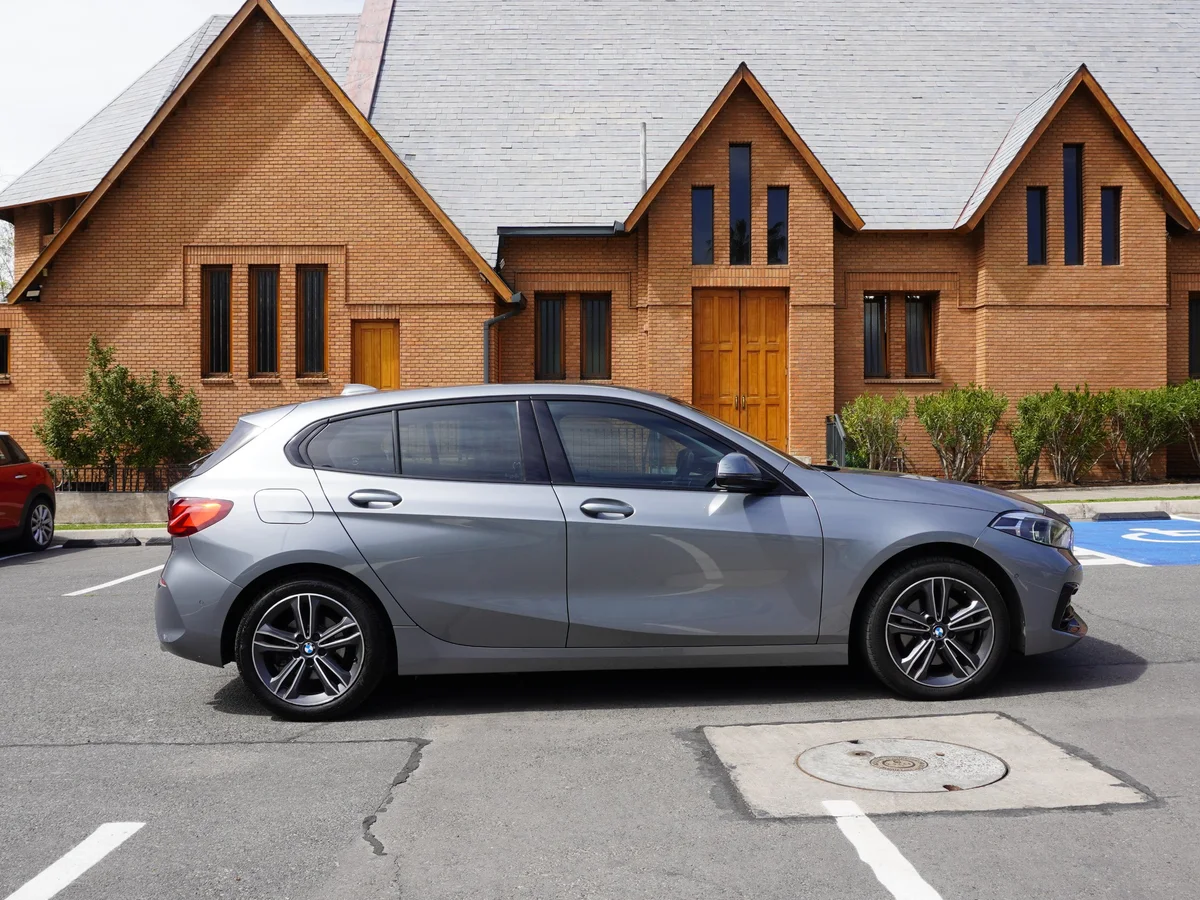 BMW 118 Diesel Sport 2.0 Hatchback Año 2022 miniatura 4