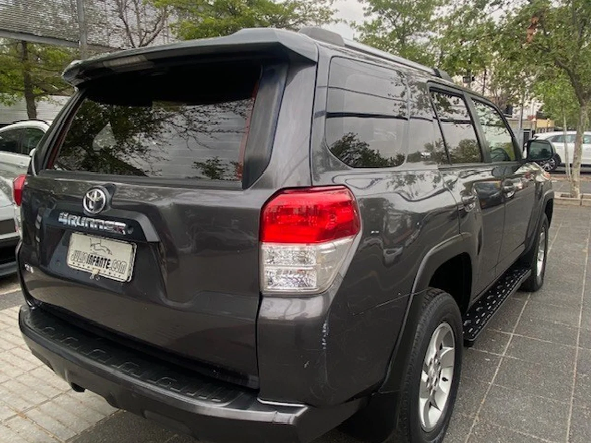 TOYOTA 4 RUNNER 4.0 Aut, 3 Corridas, 4x2 2013 - Miniatura 2