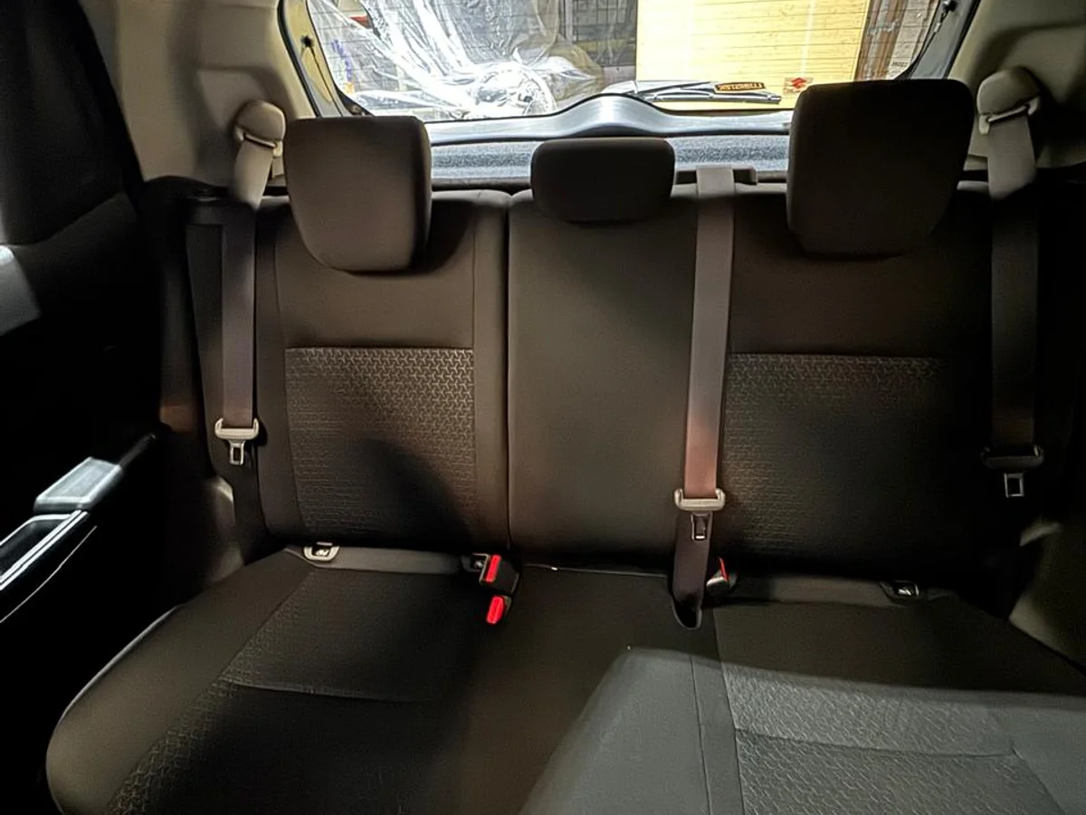 Suzuki Swift — foto 9 de 15