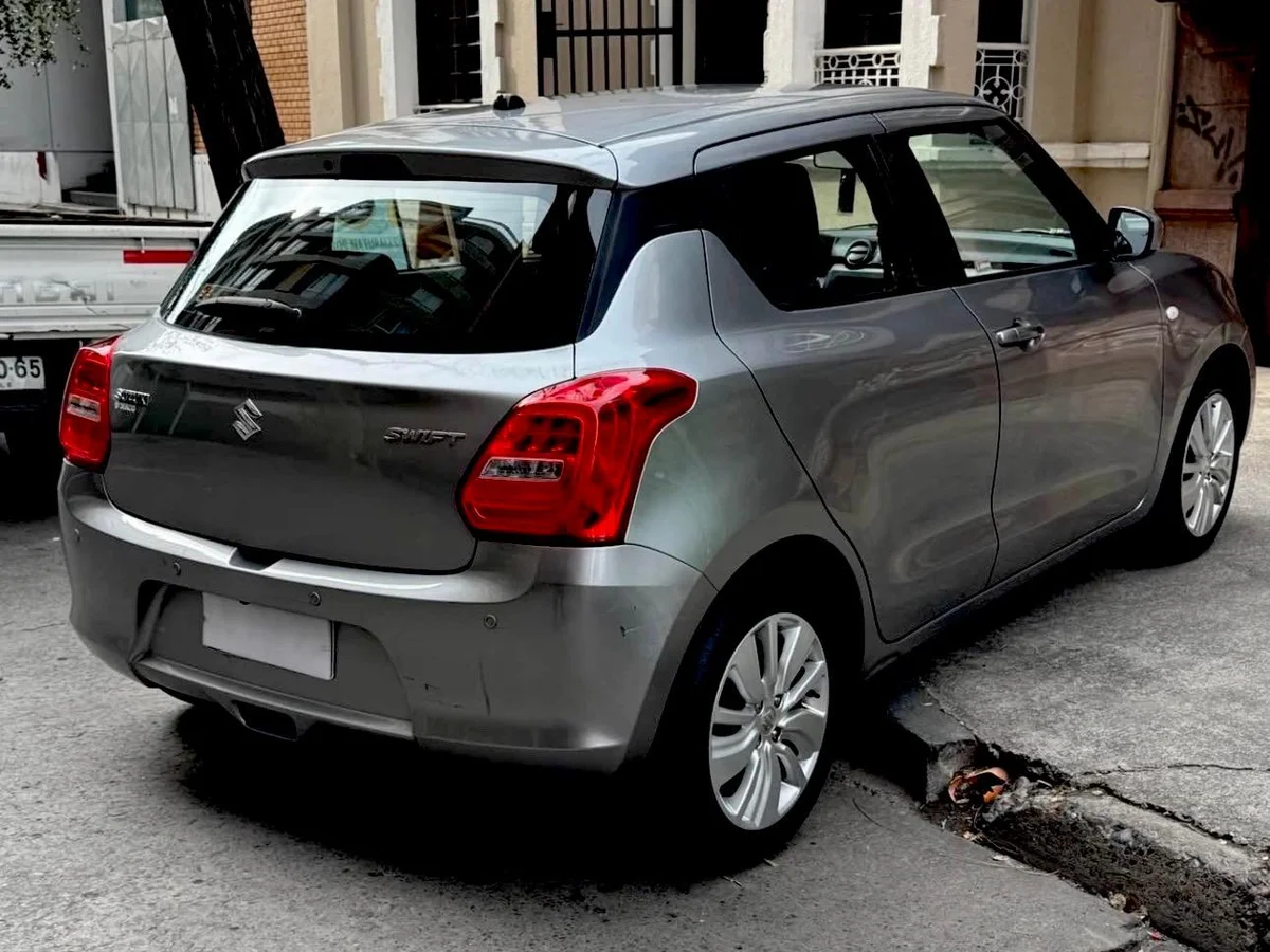 Suzuki Swift — foto 11 de 15