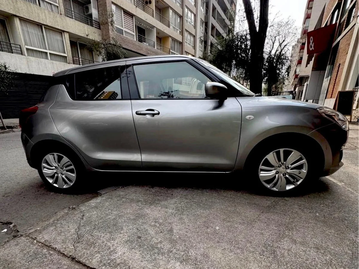 Suzuki Swift — foto 12 de 15