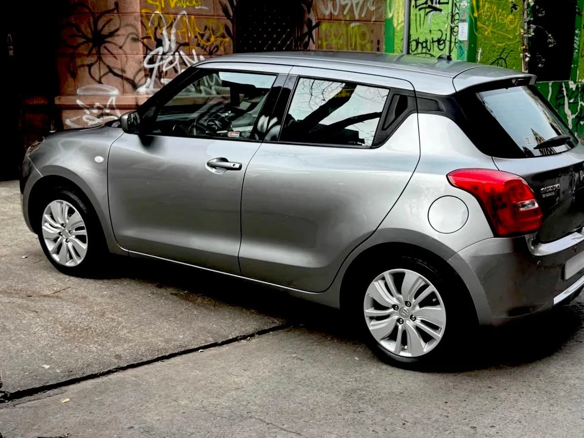 Suzuki Swift — foto 13 de 15