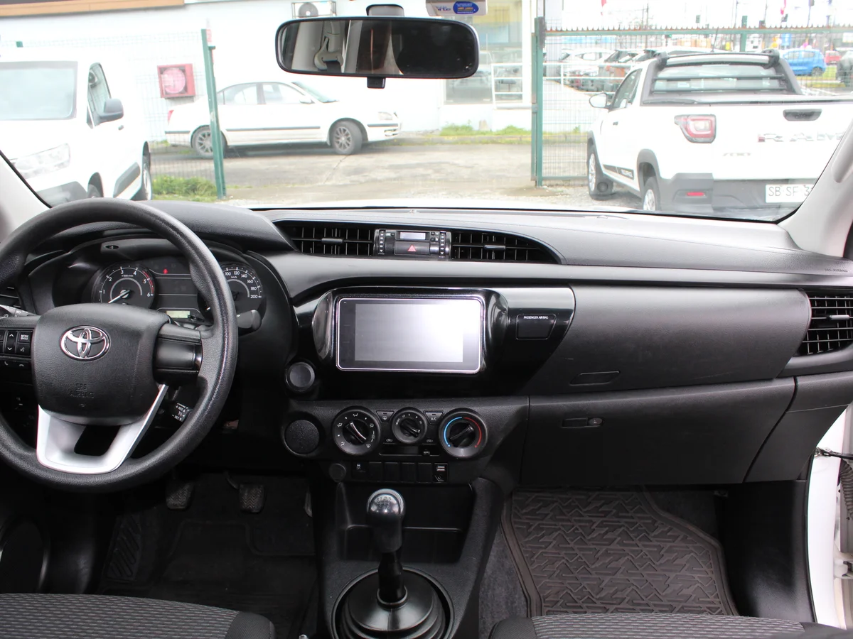 Toyota Hilux — foto 8 de 12