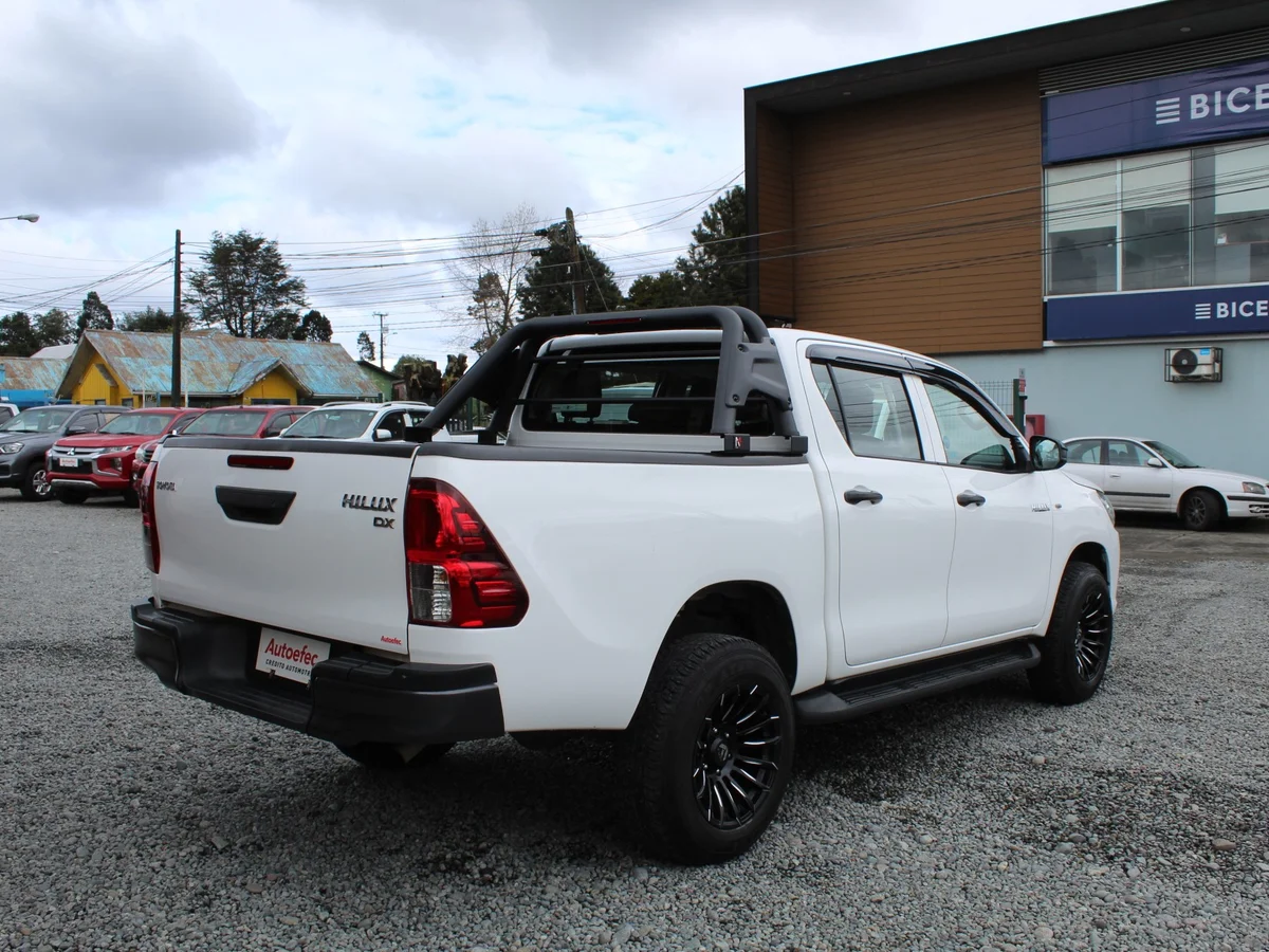 Toyota Hilux — foto 9 de 12