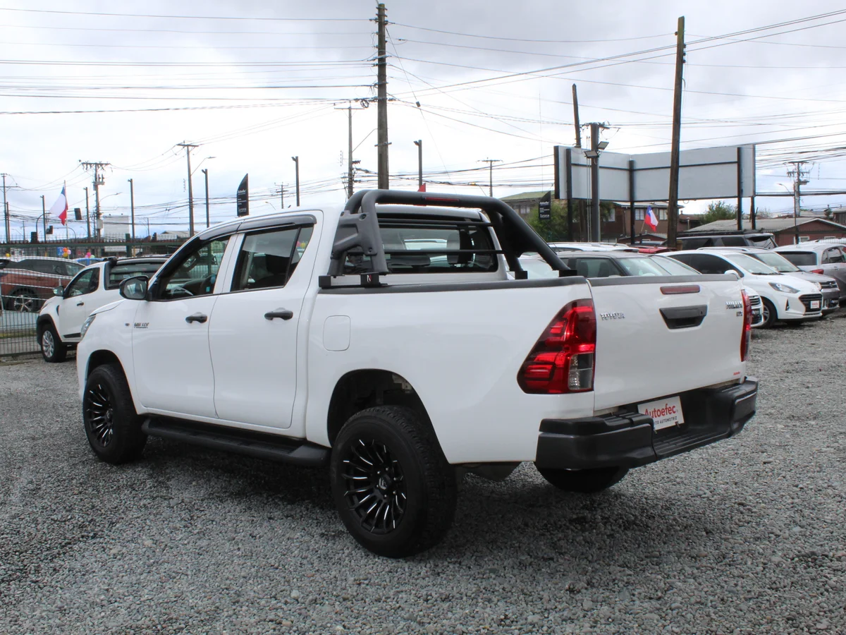 Toyota Hilux — foto 10 de 12