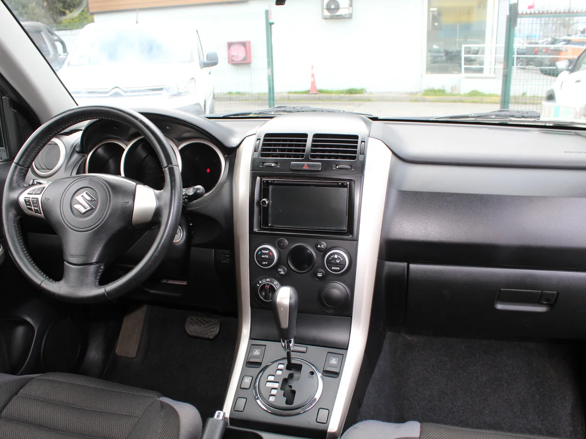 Suzuki Grand Nomade — foto 7 de 11