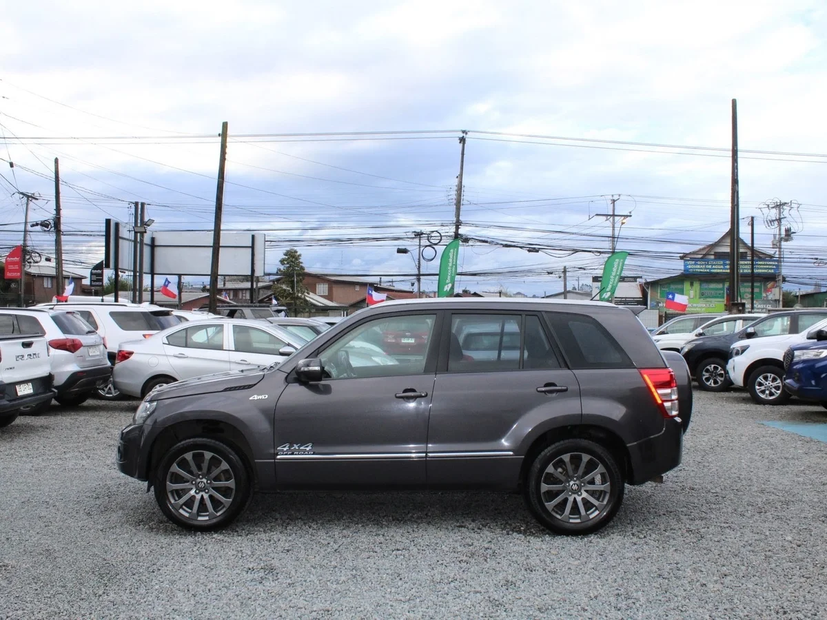 Suzuki Grand Nomade — foto 11 de 11