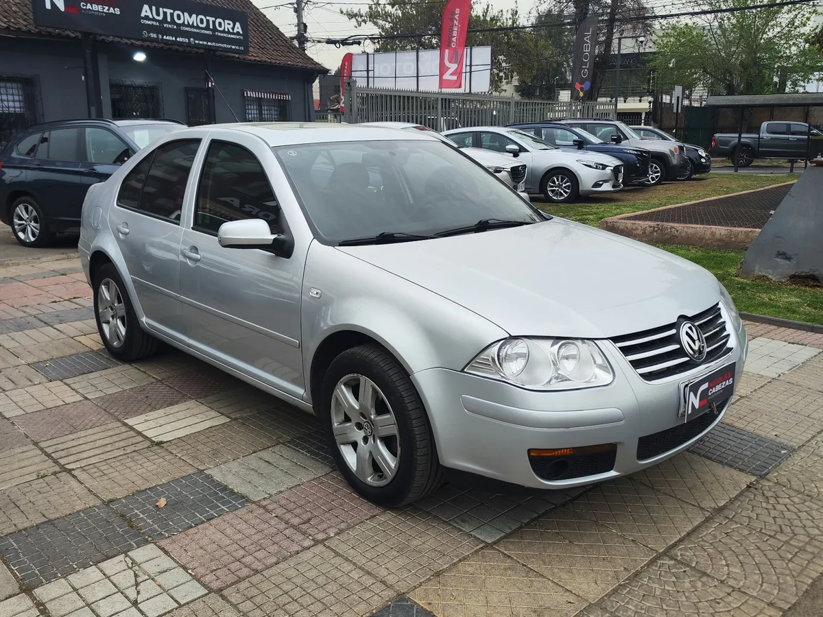 VOLKSWAGEN Bora TRENDLINE SKY 2.0 2011