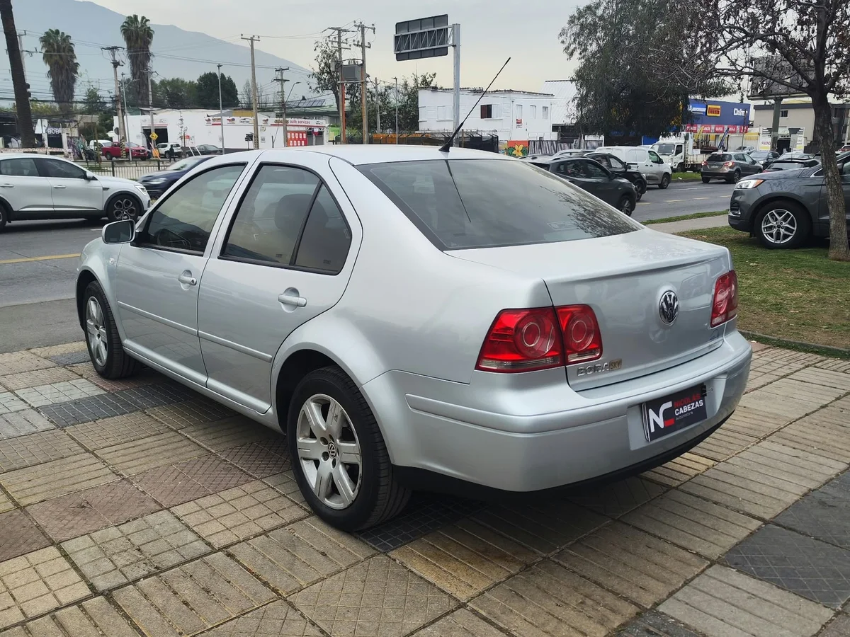 VOLKSWAGEN Bora TRENDLINE SKY 2.0 2011