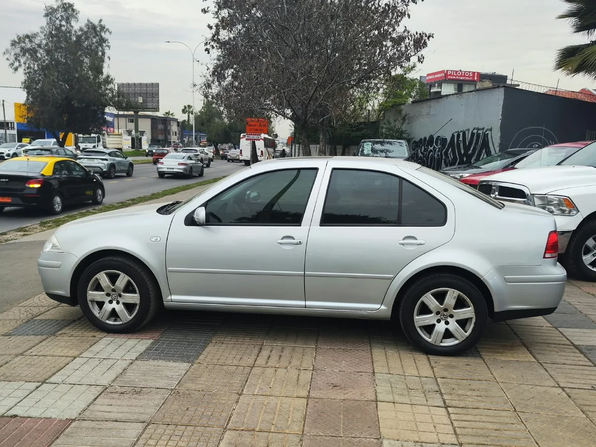 VOLKSWAGEN Bora TRENDLINE SKY 2.0 2011
