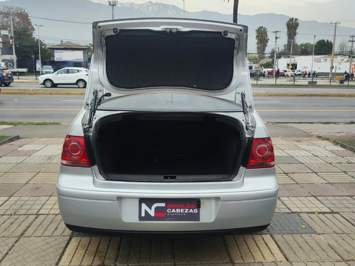 VOLKSWAGEN Bora TRENDLINE SKY 2.0 2011