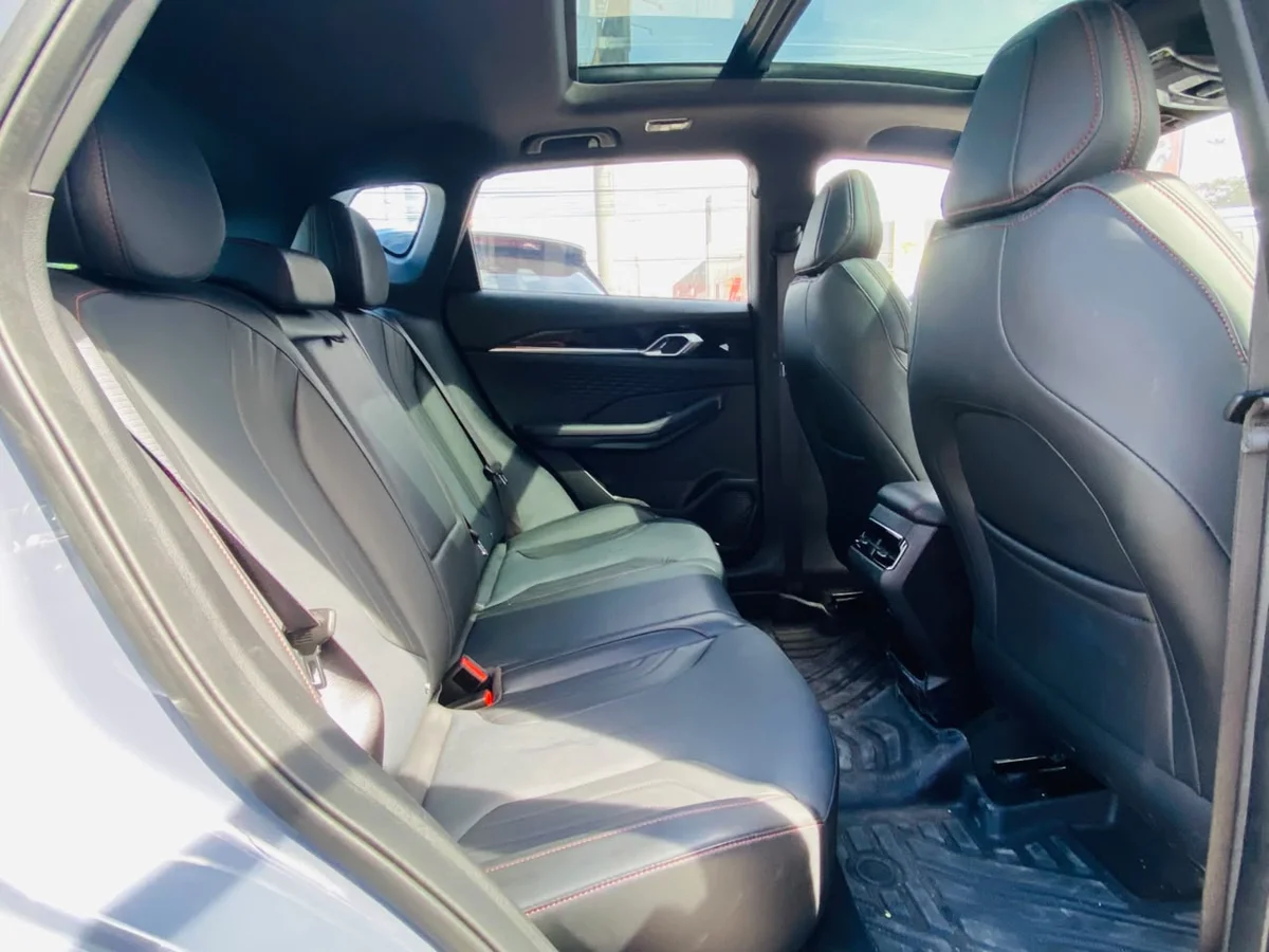 Geely Coolray Sport — foto 6 de 14