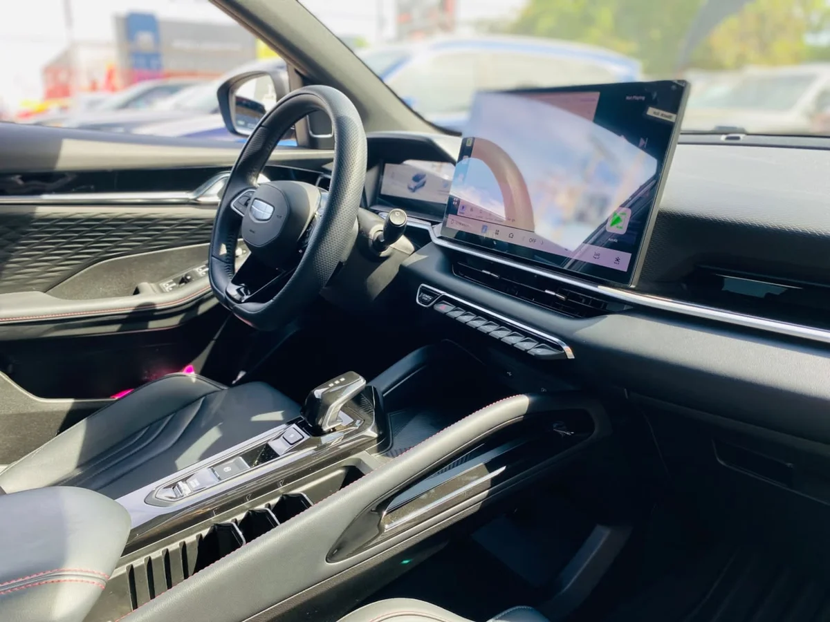 Geely Coolray Sport — foto 8 de 14