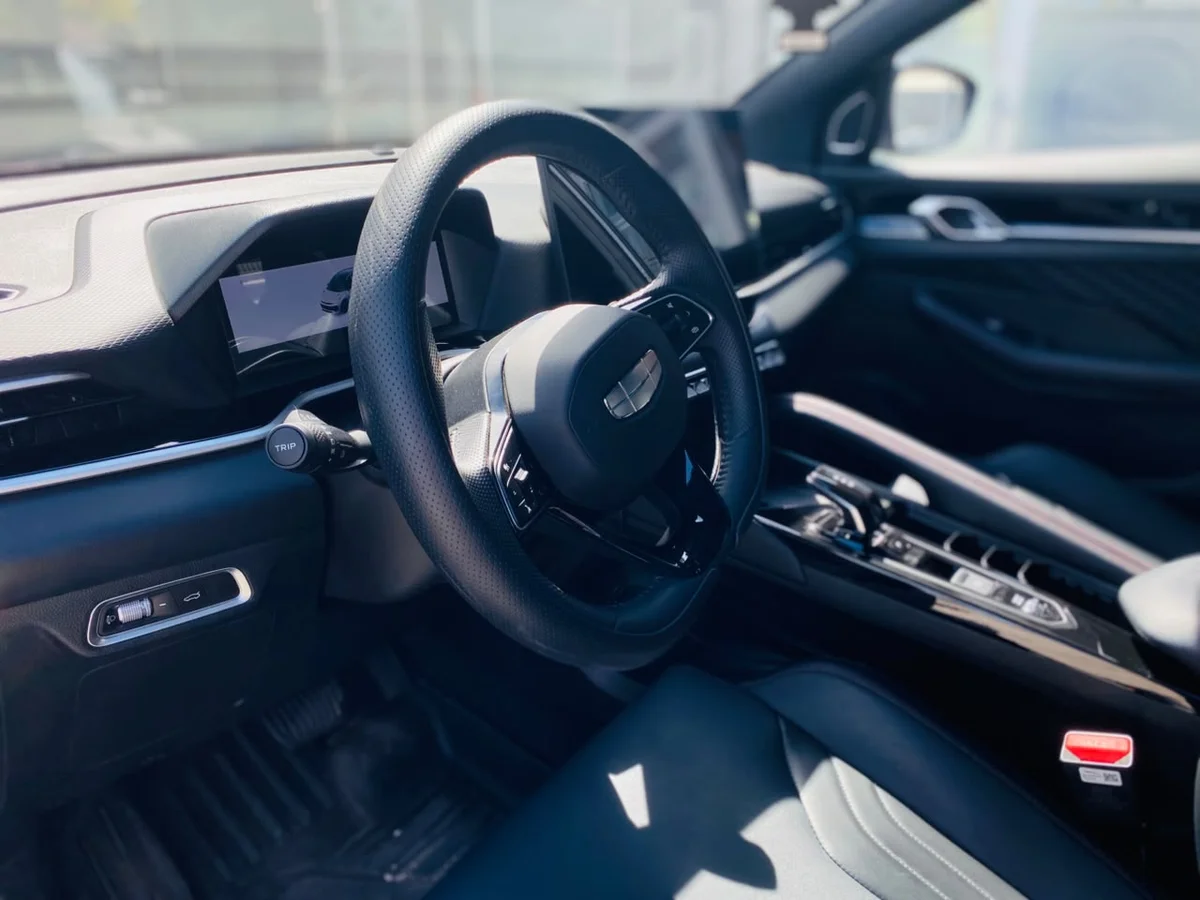 Geely Coolray Sport — foto 10 de 14