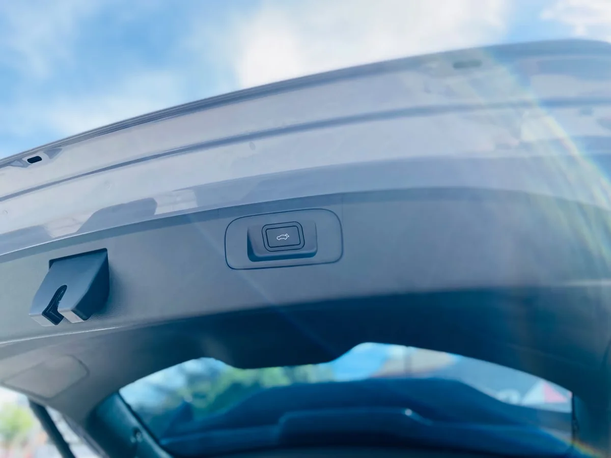 Geely Coolray Sport — foto 14 de 14