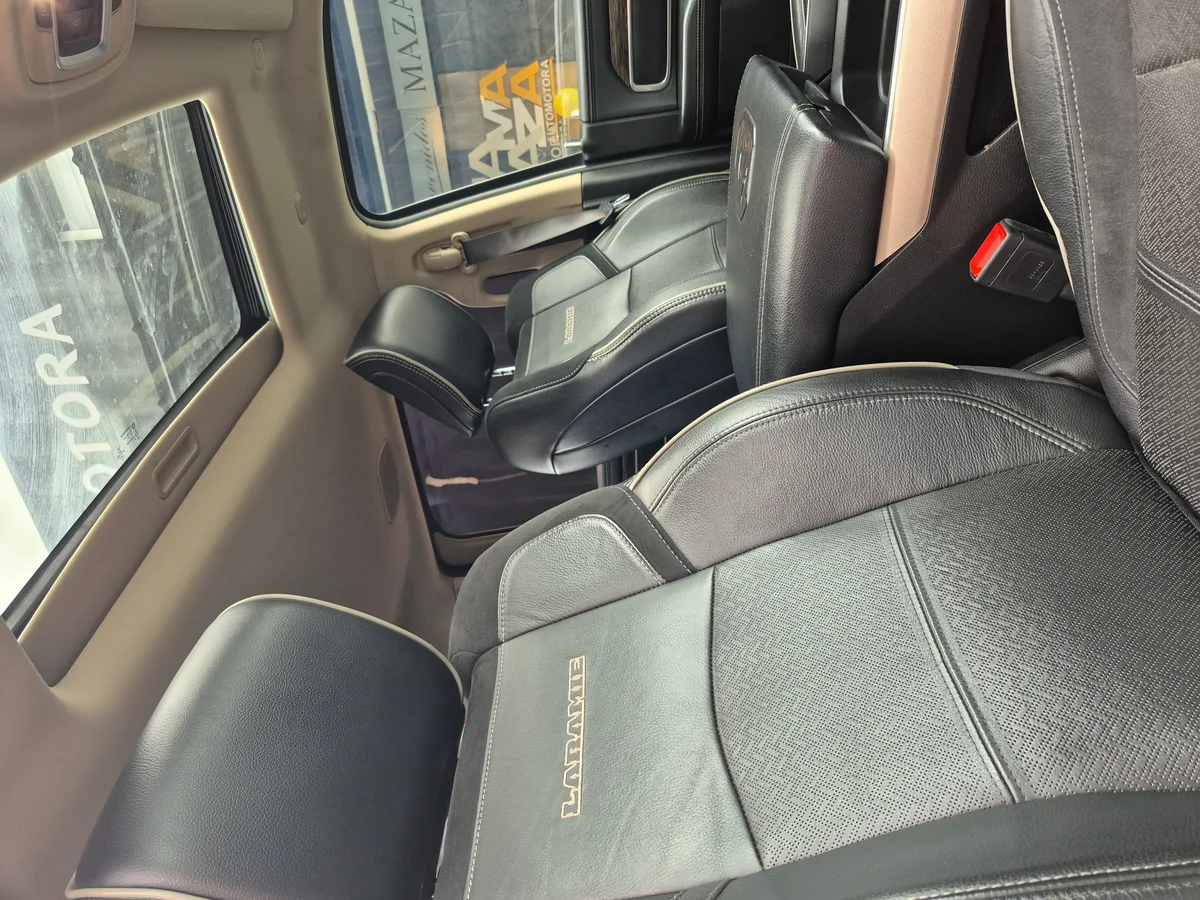 RAM 2500 Laramie — foto 7 de 14