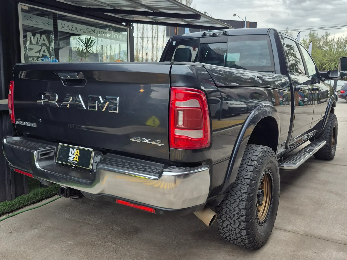 RAM 2500 Laramie — foto 11 de 14