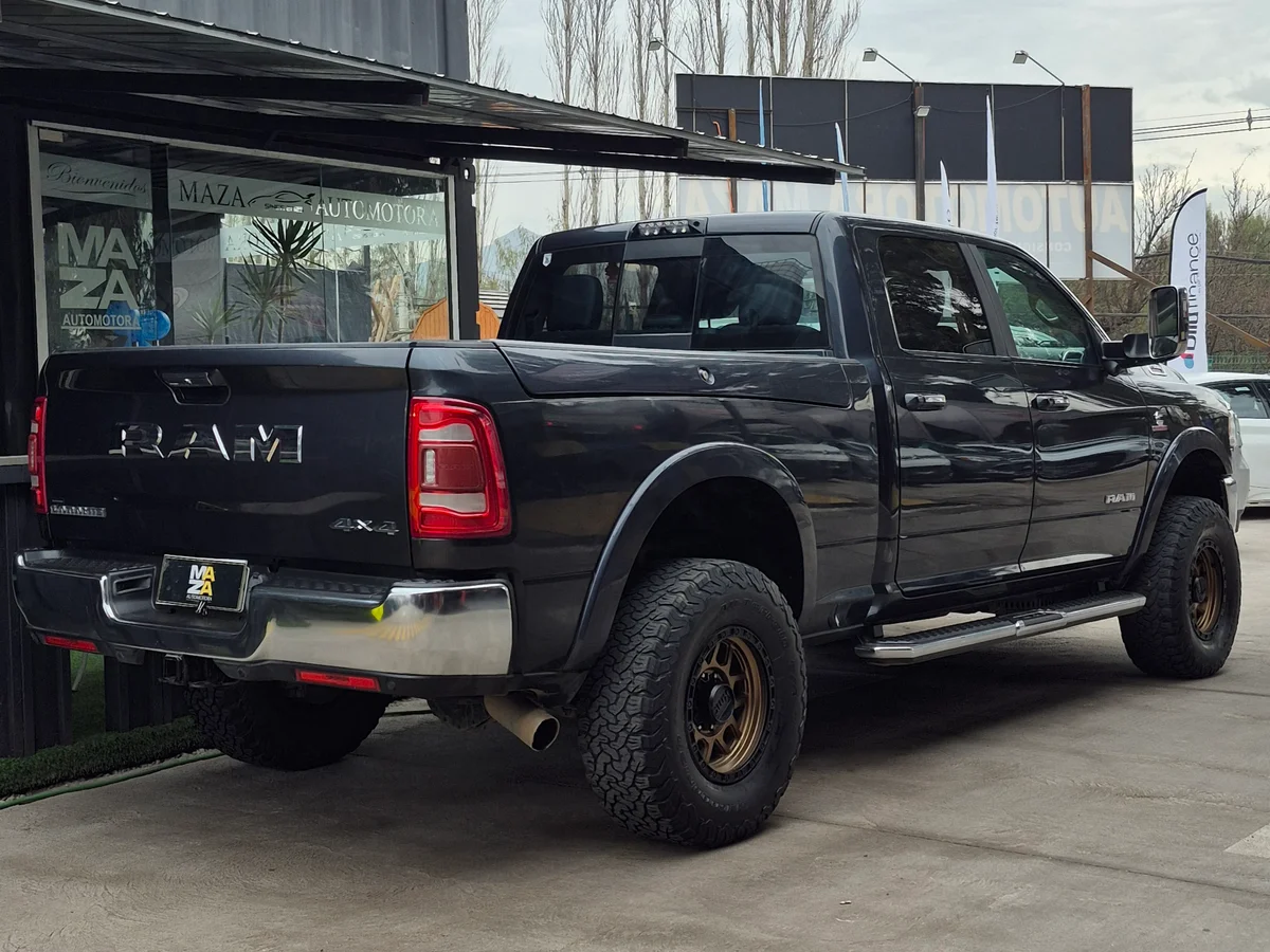RAM 2500 Laramie — foto 12 de 14
