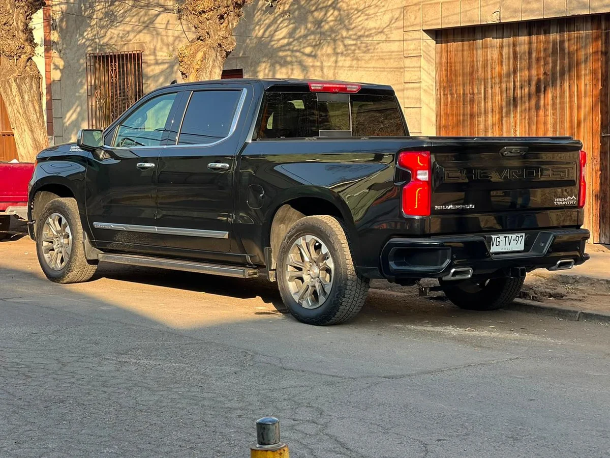 Chevrolet Silverado High Country 3.0L Diésel AT 4x4 año 2025 - Miniatura 2