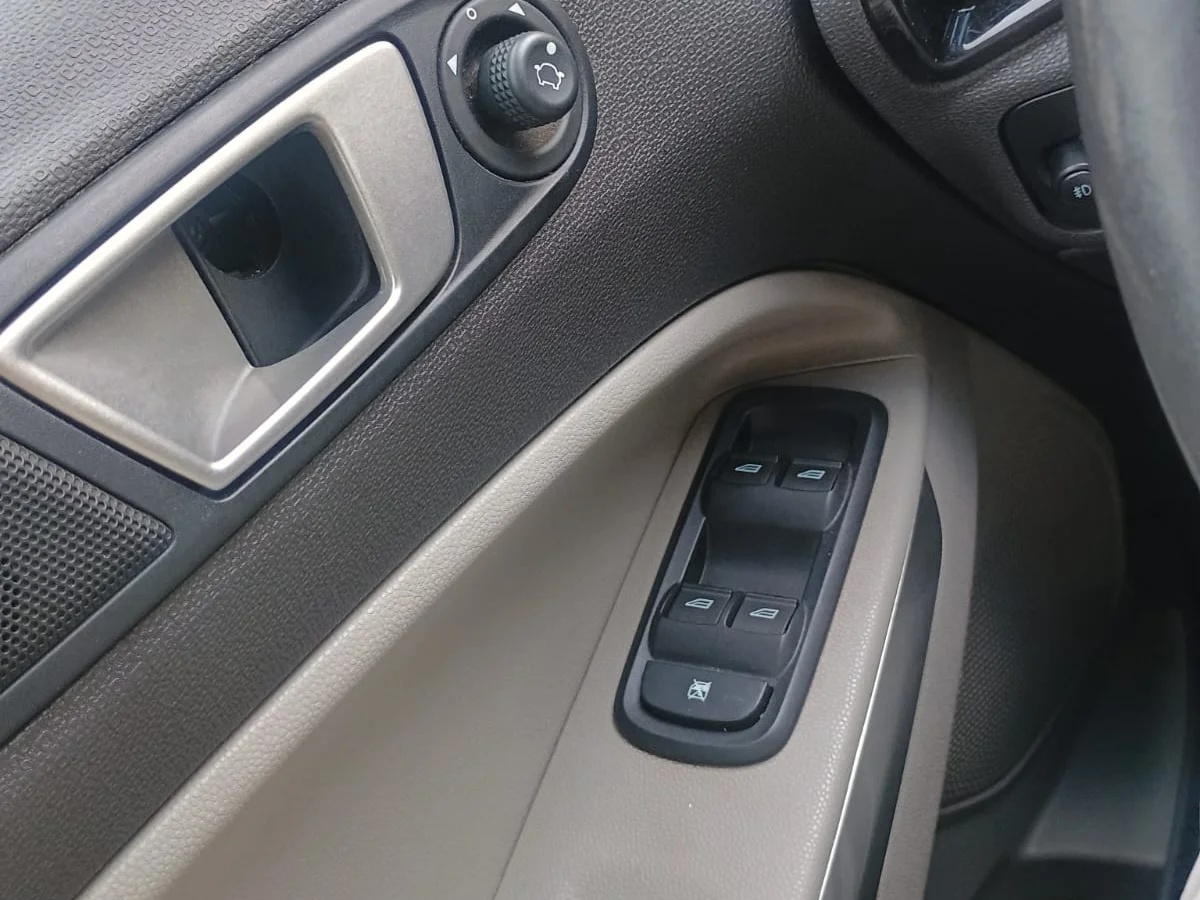 Ford Ecosport 1.6L TITANIUM 4X2 MT 5P año 2018 - Miniatura 15
